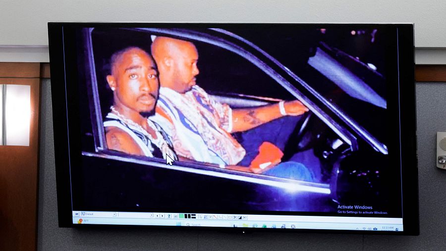 Una foto de 1996 del rapero Tupac Shukur (izquierda) y Marion “Suge” Knight se exhibe durante el juicio por asesinato de Duane Davis
