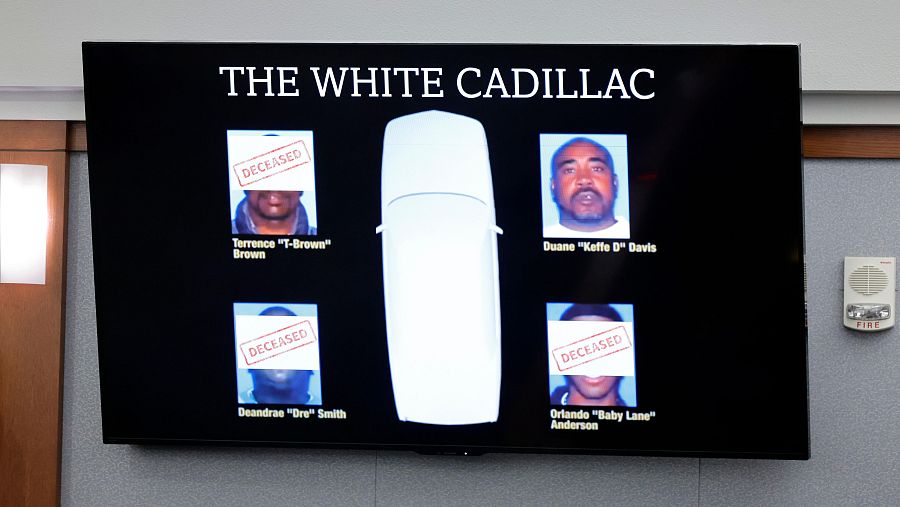 Durante el juicio por asesinato de Duane Davis, relacionado con el homicidio del rapero Tupac Shakur en 1996, se exhibe una ilustración del Cadillac blanco y sus integrantes