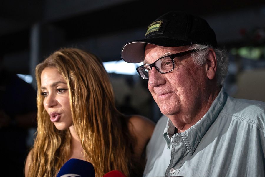 La cantante colombiana Shakira habla junto al filántropo estadounidense Howard Graham Buffett durante una rueda de prensa este lunes en Quibdó (Colombia)