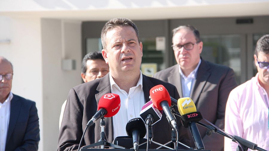 Cambrils commemora els atemptats jihadistes amb un acte sobri al Club Nàutic