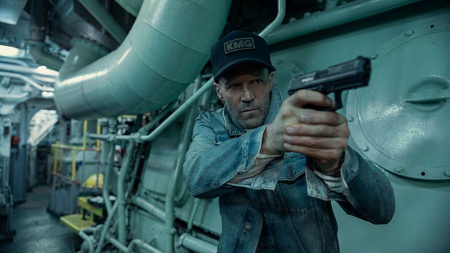 Cole Reed (Jason Statham) en el buque