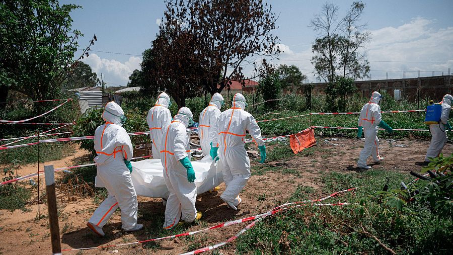 Voluntarios de la Cruz Roja vestidos con equipos de protección personal trasladan el cuerpo de una víctima de la enfermedad del virus del Ébola desde la morgue del centro de salud de Rwampara, en la provincia de Ituri