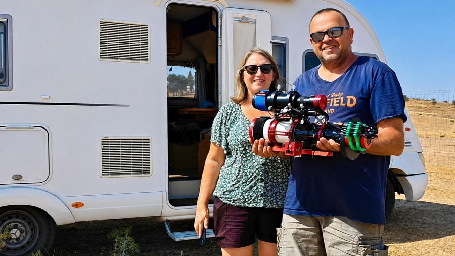 Maurice Brou, astrofotógrafo aficionado, junto con a su esposa Christelle.