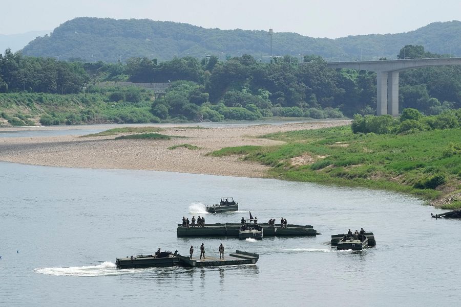 Soldados del Ejército estadounidense realizan un ejercicio de entrenamiento en un río en Yeoncheon, Corea del Sur