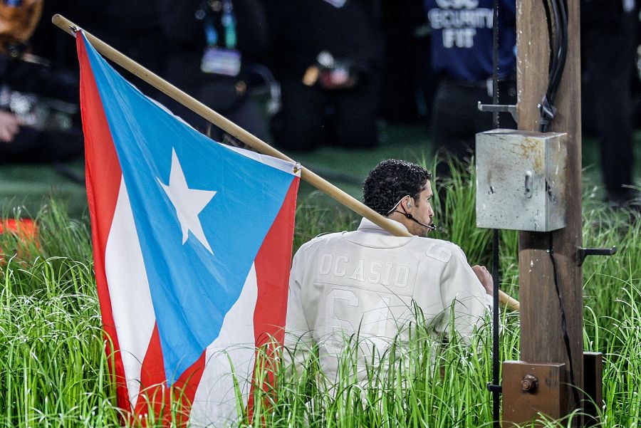 Bad Bunny sostiene la bandera de Puerto Rico durante su actuación en el espectáculo del descanso del Super Bowl LX, celebrado en el Levi’s Stadium de Santa Clara, California (EE. UU.), el 8 de febrero de 2026.