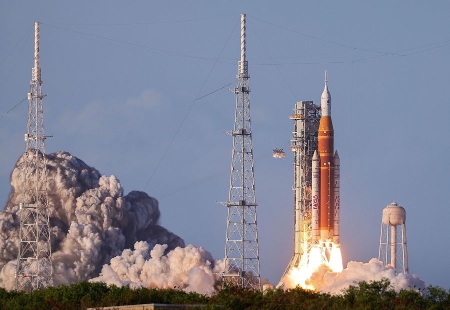 El cohete SLS, con la cápsula Orion de la misión Artemis II, despega desde el Centro Espacial Kennedy, en Florida (EE. UU.), el 1 de abril de 2026. La misión llevó a cuatro astronautas en un sobrevuelo de la Luna.