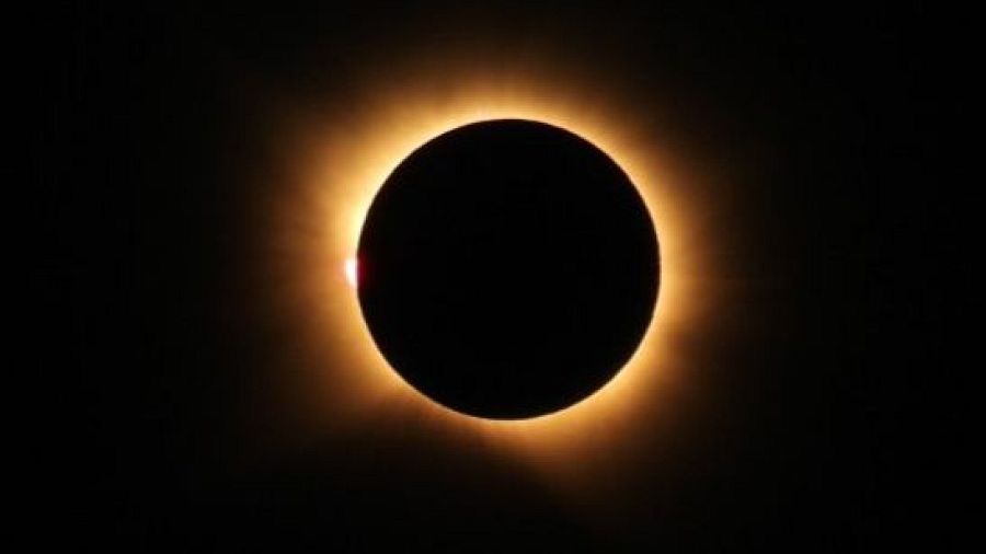 Durante la totalidad de un eclipse solar, la Luna cubre por completo el disco del Sol.