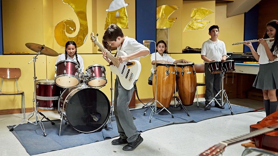 Niños tocando instrumentos