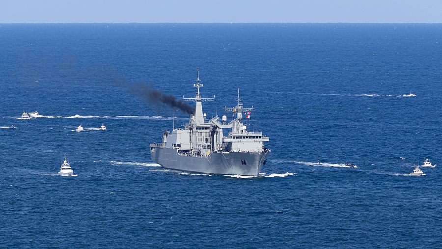 Cantabria (A15) buque petrolero de reabastecimiento operado por la Armada Española entrando en el puerto de Sídney