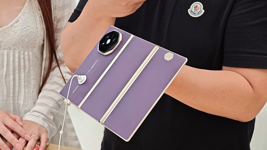 Modelo con pantalla triple de Huawei