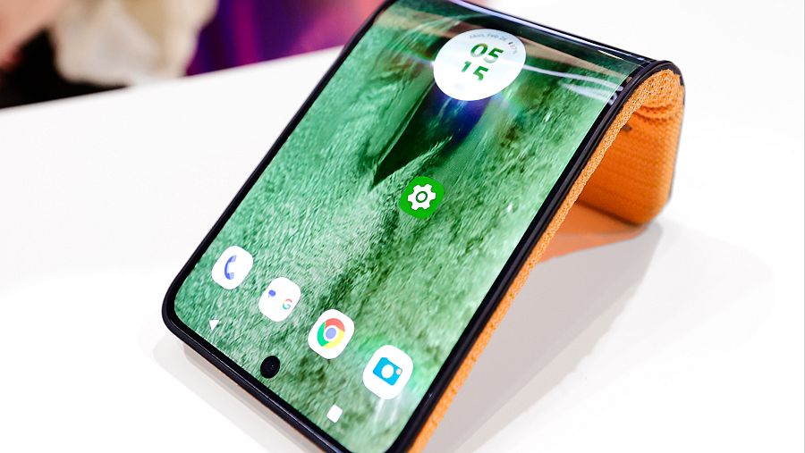 Prototipo de móvil con pantalla flexible presentado en el Mobile World Congress