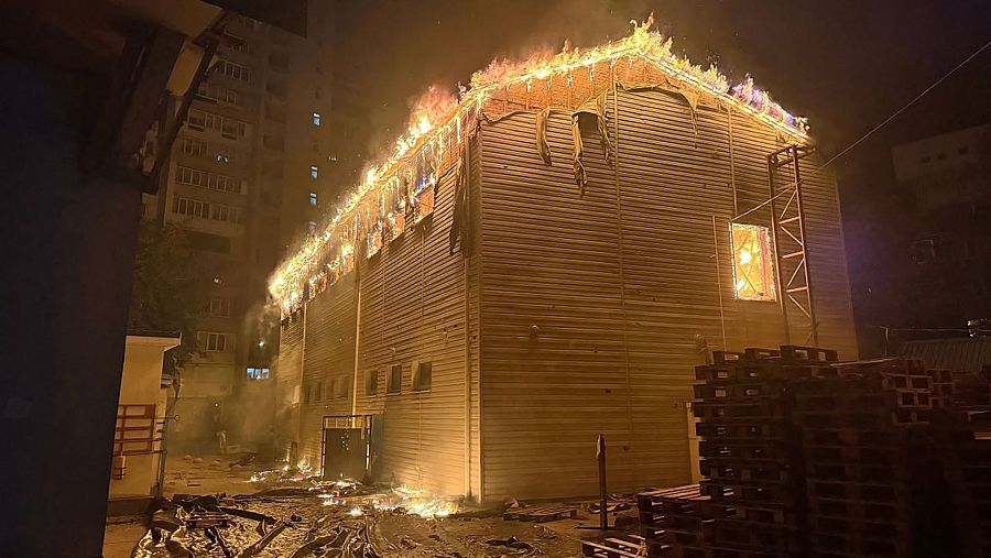 Un edificio en llamas en el lugar de un ataque ruso en Kiev