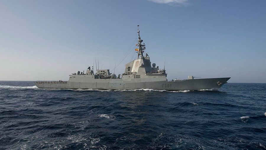 Fragata española Álvaro de Bazán (F101) navegando en el mar Mediterráneo