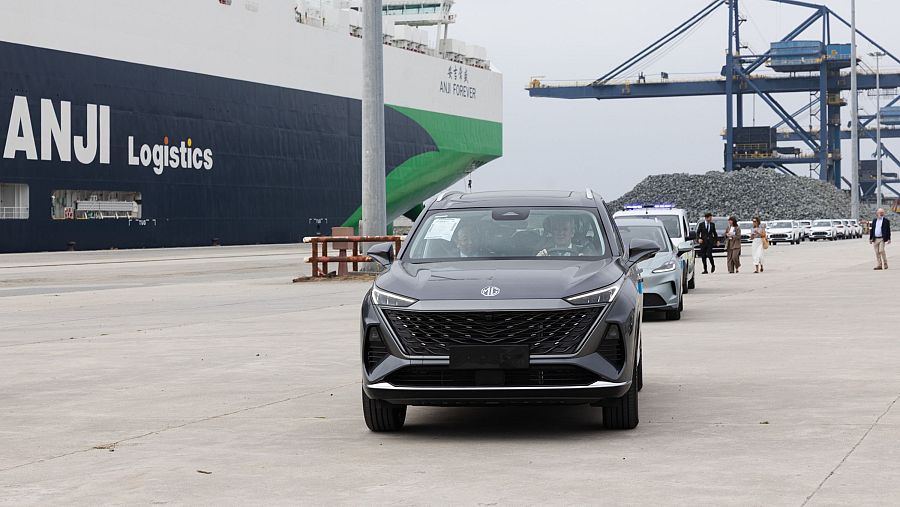 El presidente de la Xunta de Galicia, Alfonso Rueda, conduce un coche MG, de la empresa china SAIC