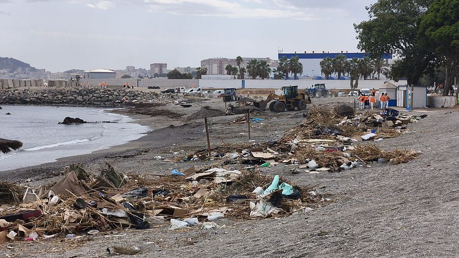 Una maquina saca los restos del asentamiento de la playa del Trampolín, a 20 de agosto de 2026, en Ceuta (España)