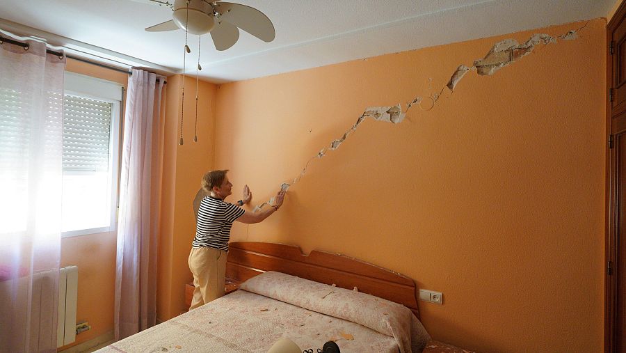 Imágenes de los destrozos causado por el terremoto en una vivienda en Granada