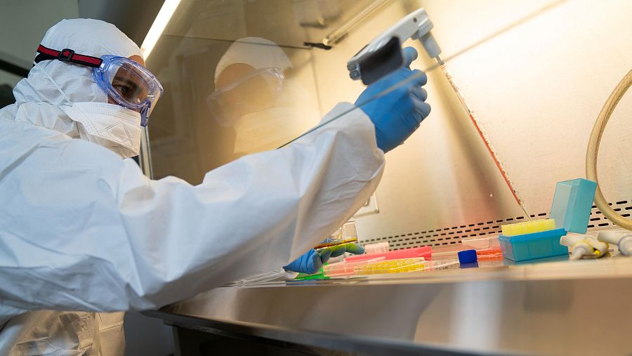 Científico trabajando en un laboratorio