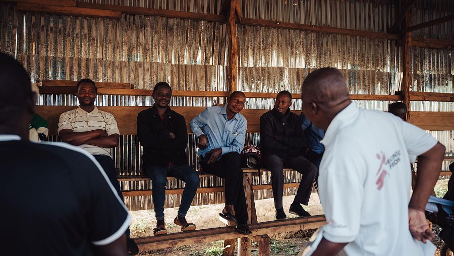 Trabajador de MSF conciencia a las comunidades de Ituri, en RDC, afectadas por la propagación del ébola