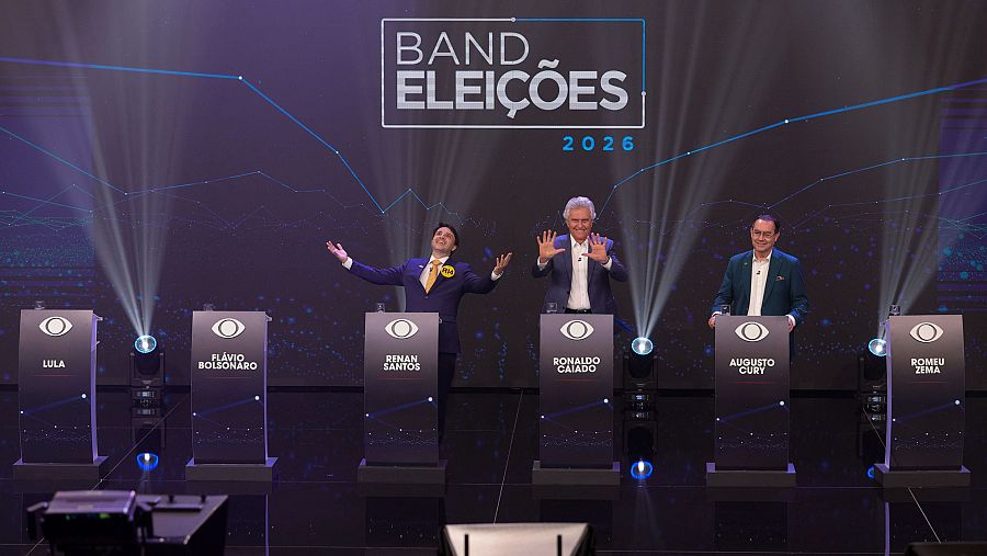 Los candidatos a la presidencia de Brasil posan junto a los púlpitos de los candidatos ausentes en el primer debate de cara a las elecciones