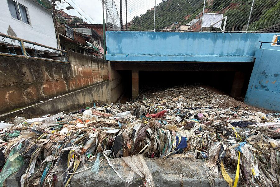 Un canal de desagüe con basura tras las fuertes lluvias en Caracas