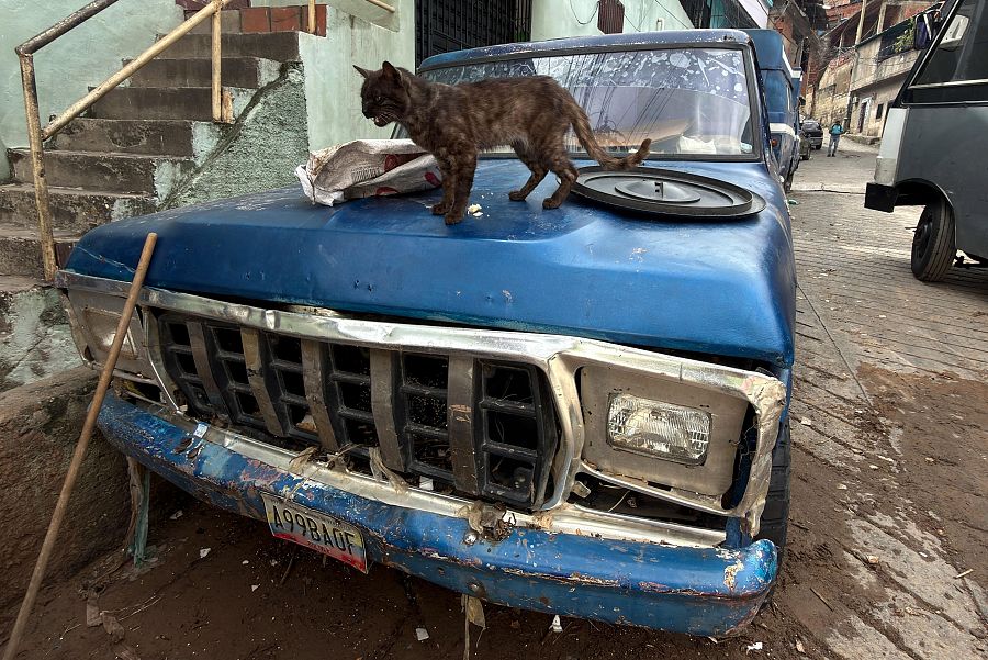 Vehículo afectado por las fuertes lluvias en Caracas