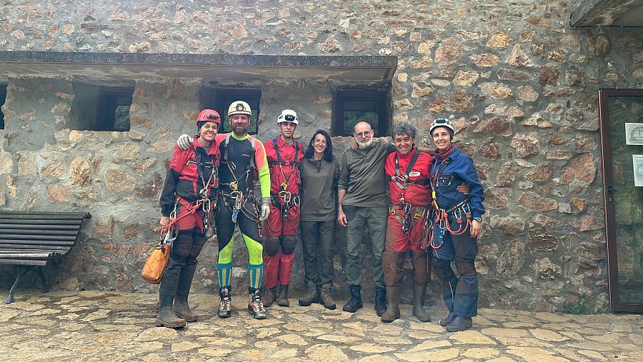 Grupo de exploración de la 'Cueva Nueva' en abril 2026 en Fuentes de León. De izquierda a 
derecha: María José Salvador López, José Luis García, Tomás Maya, Marisa 
Giles, Eulogio Oyola, Hipólito Collado y Celia García.