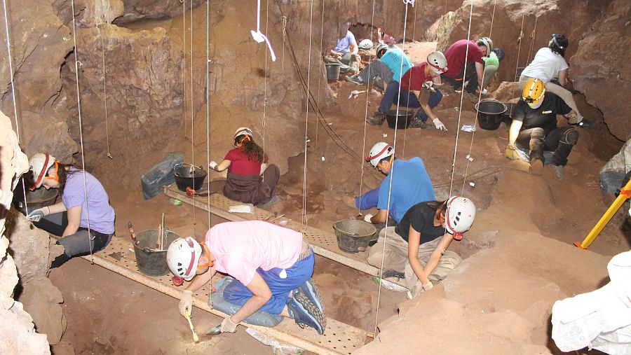 Voluntarios participan en la excavación de la Cueva del Caballo en Fuentes de León