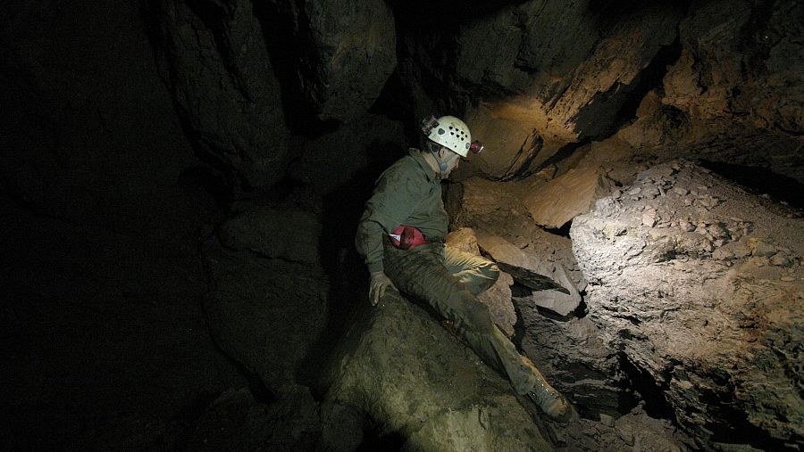 El arqueólogo Hipólito Collado durante la primera exploración de la Cueva Nueva en Fuentes de León