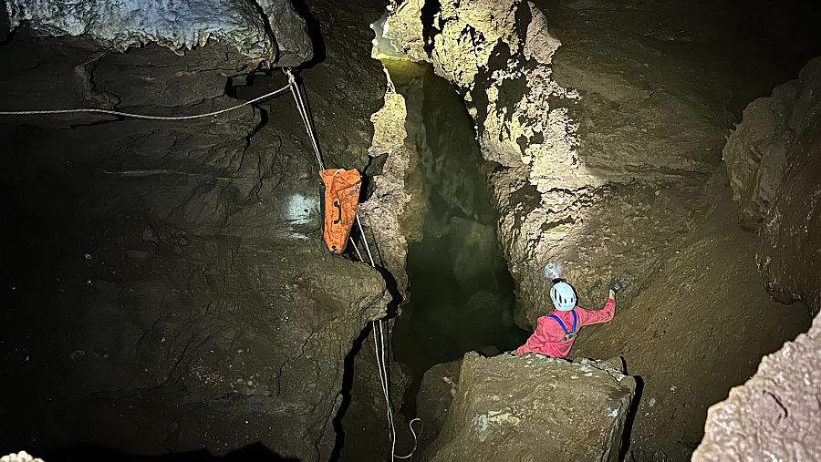 Lago interior con agua cristalina en la Cueva Nueva de Fuentes de León