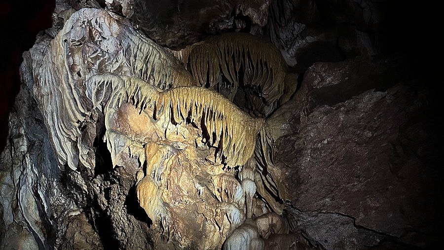 Una colada estalactítica encontrada en la Cueva Nueva