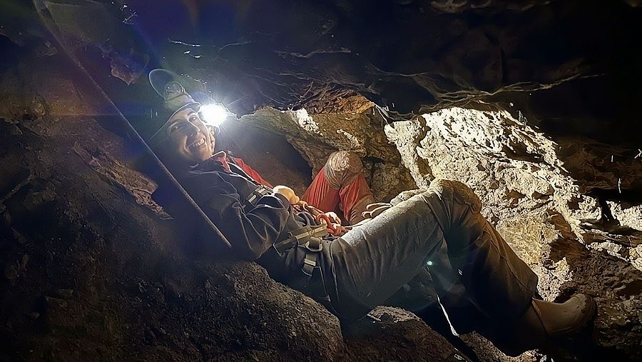 La antropóloga Celia García durante la exploración de la Cueva Nueva