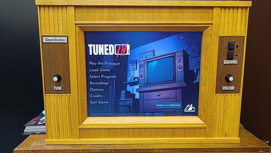 Televisión de madera para el videojuego Tuned In (Vercors Games) en Gamescom 2026