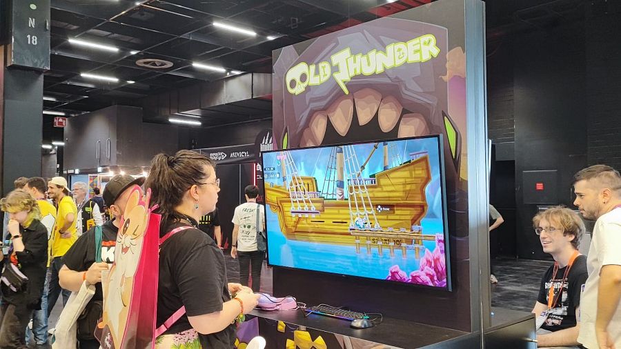 Los asistentes a Gamescom jugando a Old Thunder (TLR Games), el juego del ballenero vasco