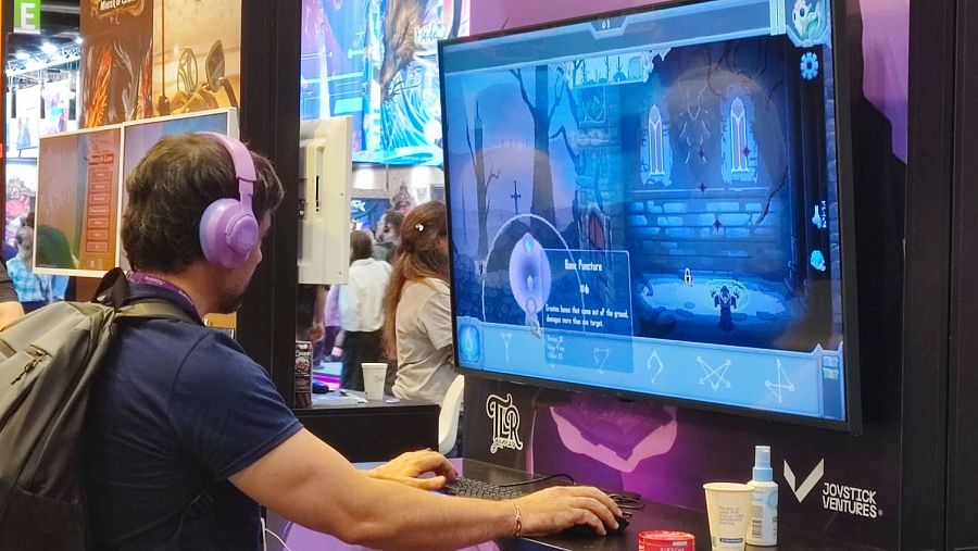 Asistente a Gamescom 2026 jugando en la zona Games From Spain