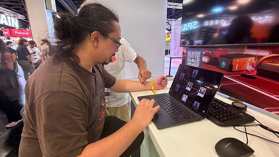 Asistente a Gamescom 2026 probando el videojuego Docket 87 (Patrones & Escondites)