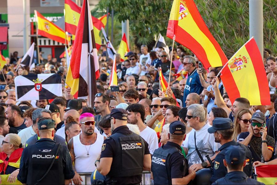 Concentración este miércoles frente a la sede de la Delegación del Gobierno en Ceuta en protesta por la crisis migratoria que afecta a la ciudad
