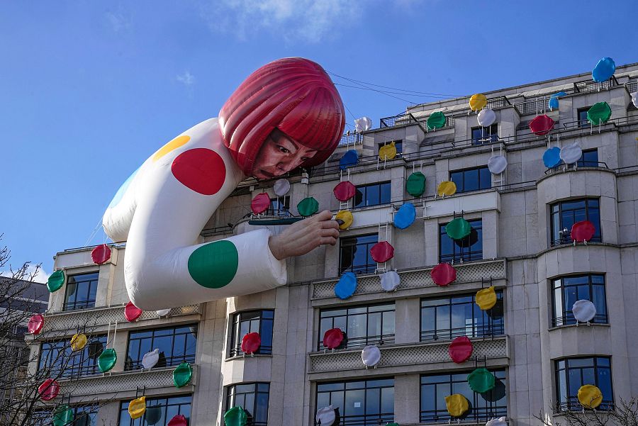 Instalación de la artista japonesa Yayoi Kusama, que se asoma por encima de la tienda insignia de Louis Vuitton, en la avenida de los Campos Elíseos en París