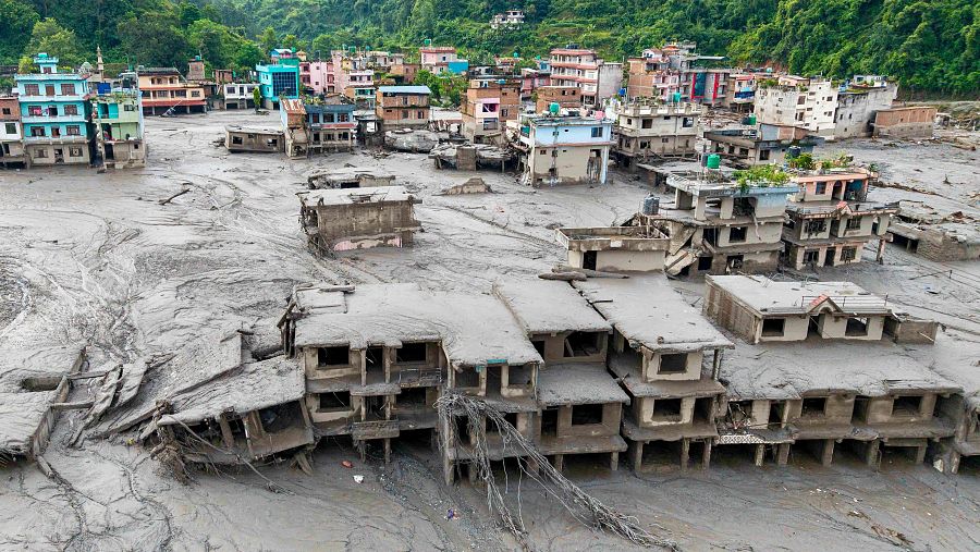 Destrucción causada por la riada en Nepal y Tíbet