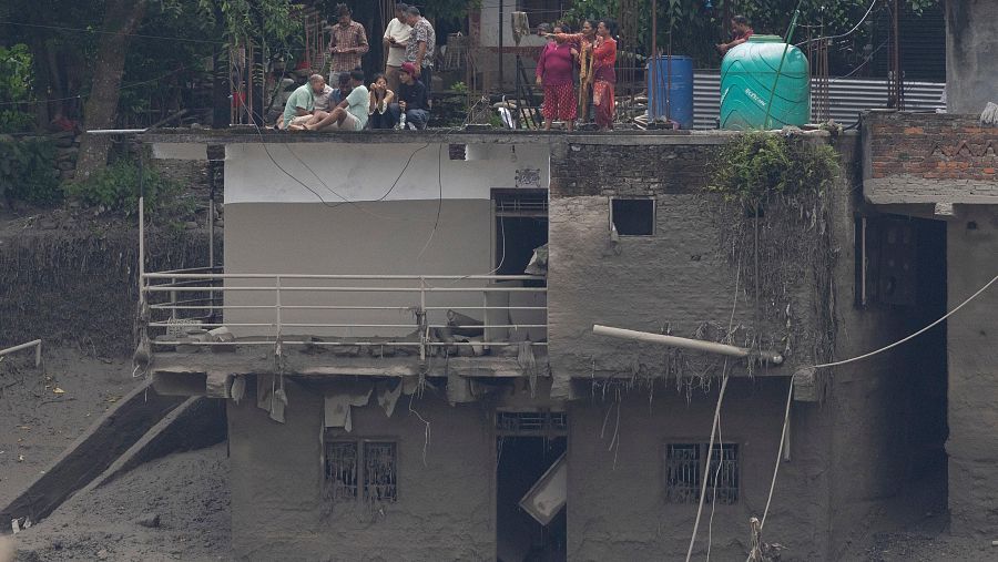 Destrucción causada por la riada en Nepal y Tíbet