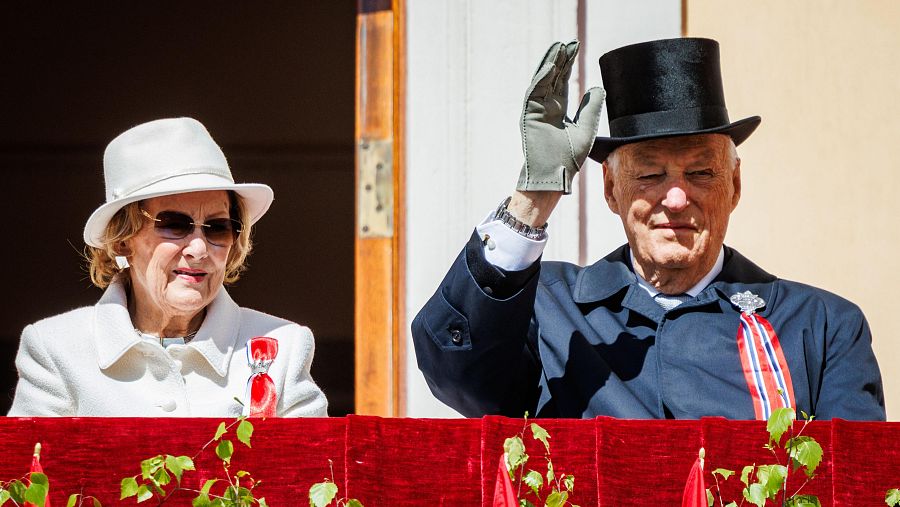 El rey Harald de Noruega junto a su esposa, la reina Sonia en el Palacio Real de Oslo