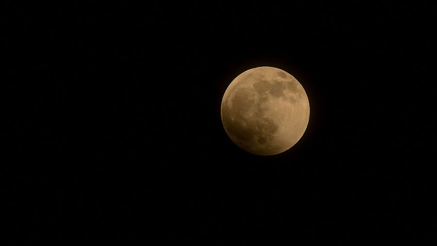 El eclipse lunar comienza la fase penumbra sobre la Ciudad de Panamá