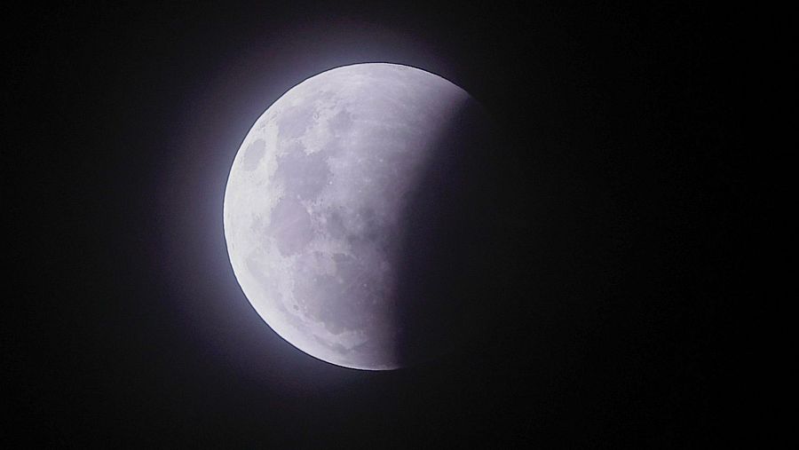 Luna llena durante el eclipse lunar parcial en Buenos Aires