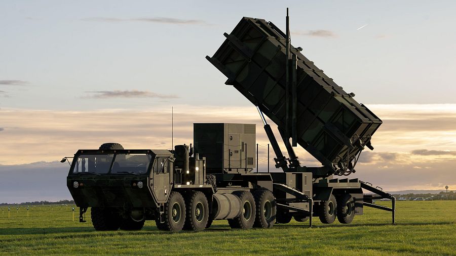 Sistema de misiles Patriot tierra-aire estadounidense en una plataforma de vehículo móvil