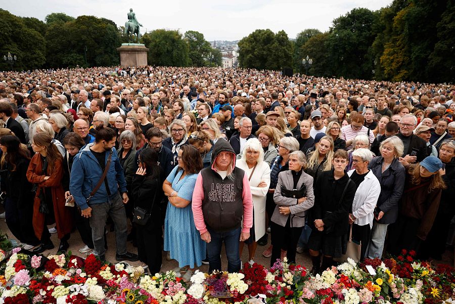 Cientos de personas se reúnen en la Plaza del Palacio de Oslo para escuchar las salvas por la muerte del rey Harald
