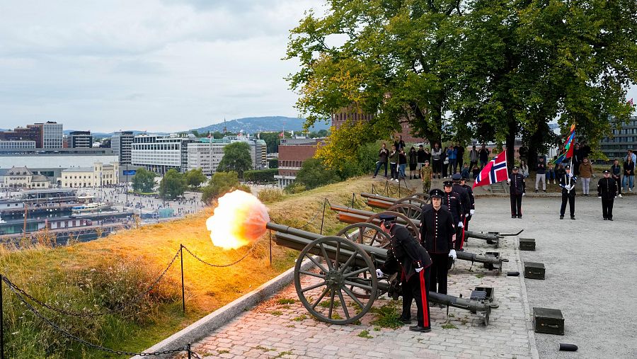 Militares noruegos disparan una salva fúnebre desde la fortaleza de Akershus en homenaje al difunto rey Harald V