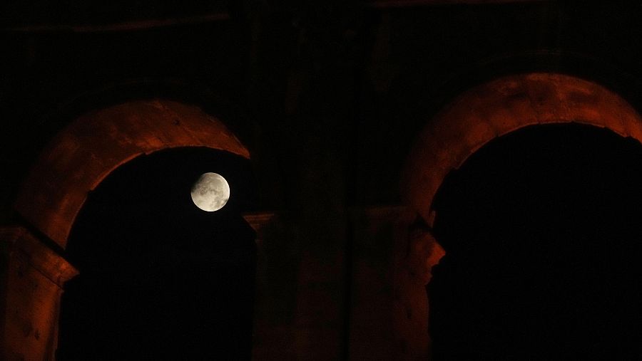Las mejores imágenes del eclipse lunar en Roma
