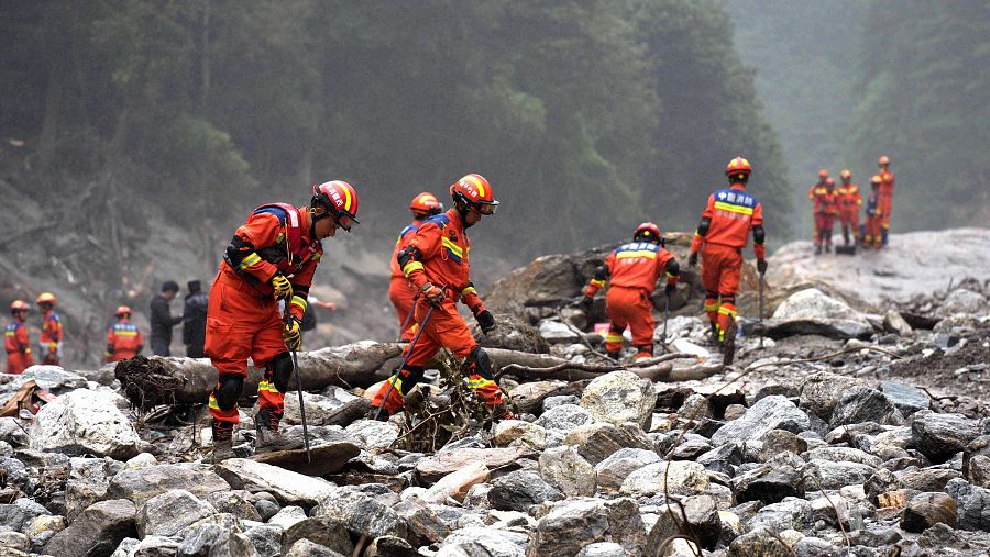 Bomberos y personal de rescate realizan operaciones de búsqueda y rescate a 2 kilómetros del puerto de Gyirong