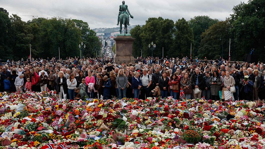 Memorial improvisado en la plaza del Palacio Real de Oslo