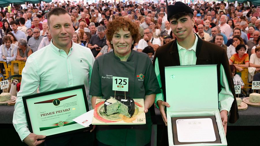 Encarni Badia (c), de la quesería Ángel Díaz Herrero, el presidente de la DOP Cabrales, Benigno Pérez (i) y Adrián Díaz, de la quesería ganadora