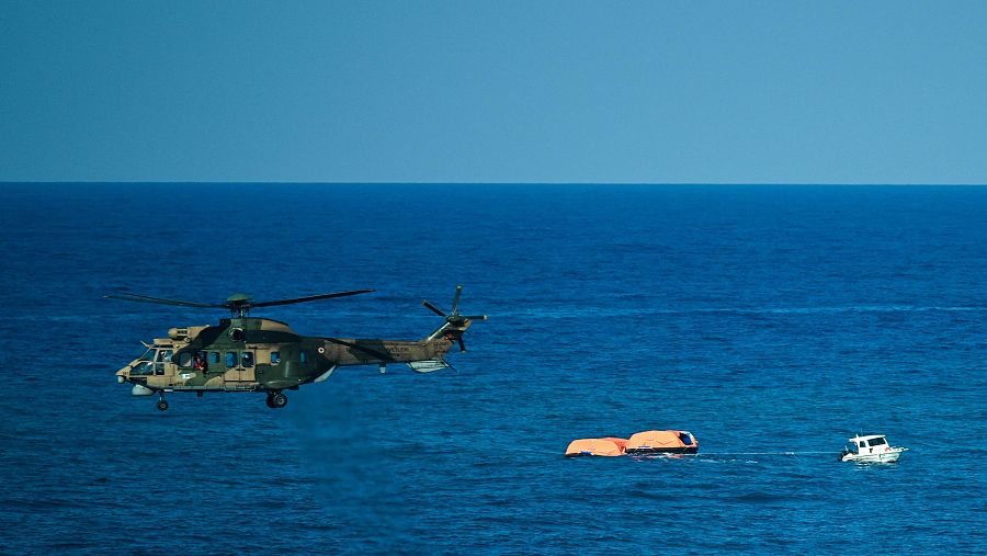 Un helicóptero de las Fuerzas Armadas turcas participa en las tareas de rescate